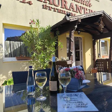 Bed & Breakfast Romantik Etterem - Panzio 3*