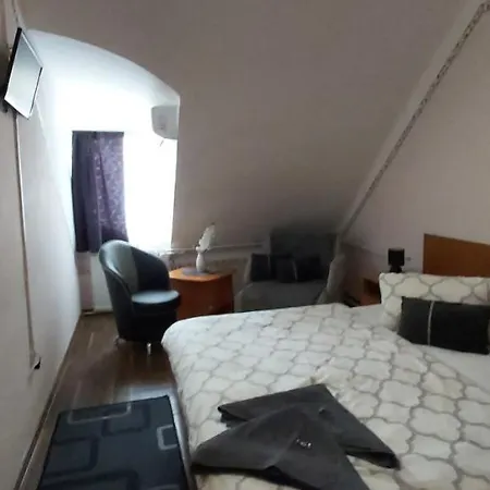 Bed & Breakfast Romantik Etterem - Panzio 2*